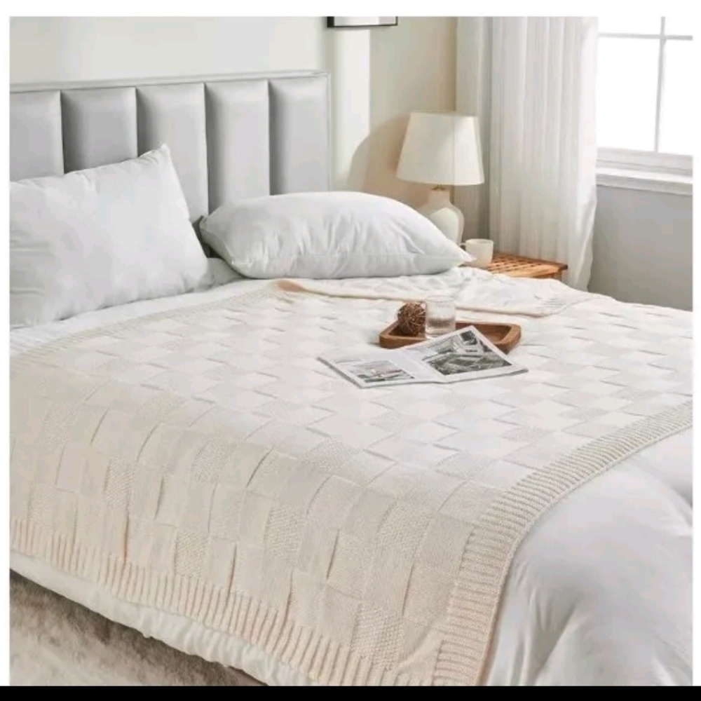 CozeCube Knit White/Cream checkered Throw Blanket "50x60" Factory Sealed Plastic - Picture 6 of 7